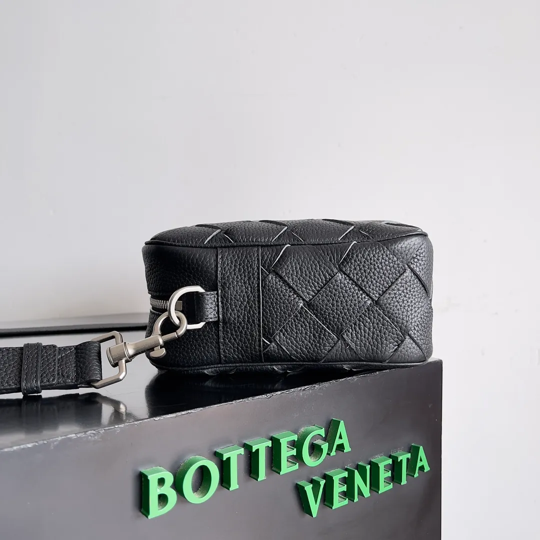 Those who have touched Batch 1820 cowhide with lychee pattern must understand that it is soft and high-grade. BOTTEGA VENETA's 2024 new men's INTRECCIATO woven camera bag uses lychee pattern and classic weaving to enhance the texture of the entire bag. It is durable and the matte material is very suitable for autumn and winter wear. In terms of capacity, this bag is not inferior to other bags. It has compartments inside, making it easy to store important things. Style number: 755925 Size: 29*19.5*7.5cm